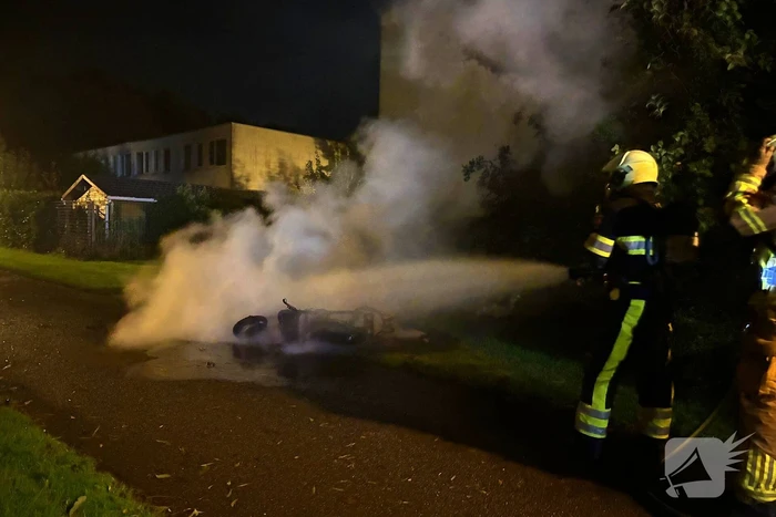 Scooterbrand in de nacht