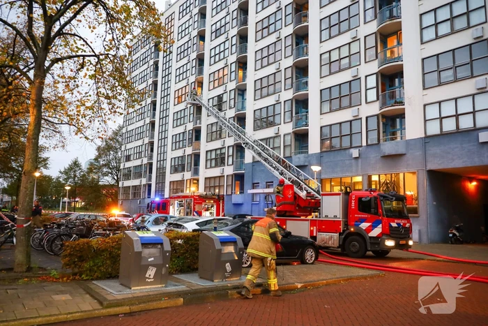 Dode bij grote brand in flat, brandweerlieden onwel