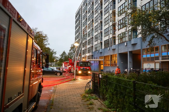 Dode bij grote brand in flat, brandweerlieden onwel