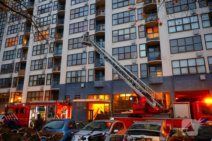 Dode bij grote brand in flat, brandweerlieden onwel