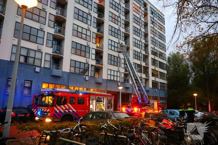 Dode bij grote brand in flat, brandweerlieden onwel