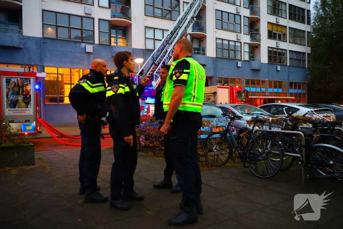 Dode bij grote brand in flat, brandweerlieden onwel