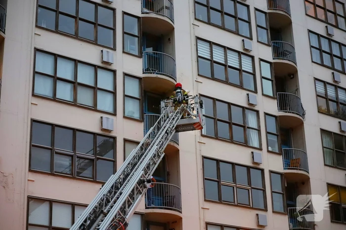 Dode bij grote brand in flat, brandweerlieden onwel