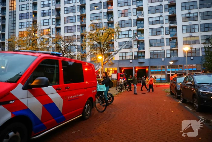Dode bij grote brand in flat, brandweerlieden onwel