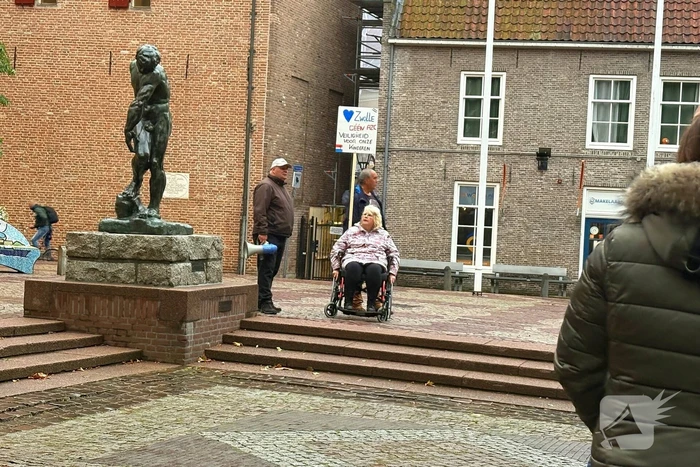 Politie aanwezig bij protest om opvangcentrum