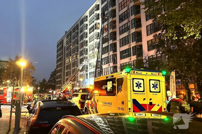 Dode bij grote brand in flat, brandweerlieden onwel