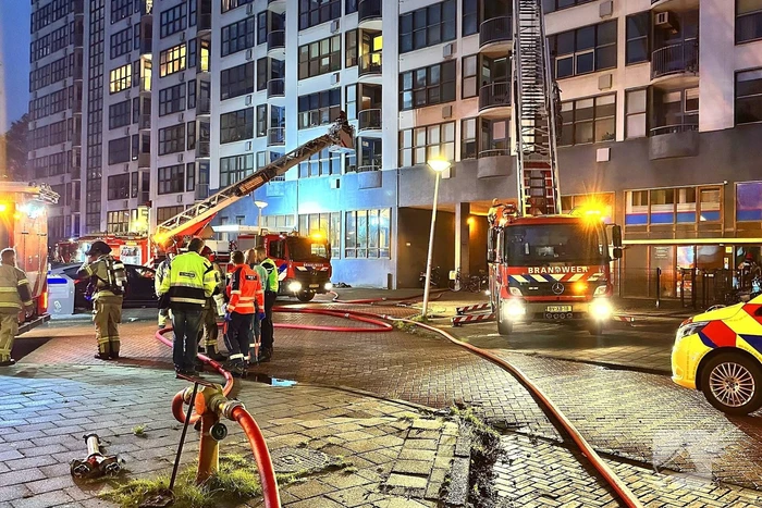 Dode bij grote brand in flat, brandweerlieden onwel
