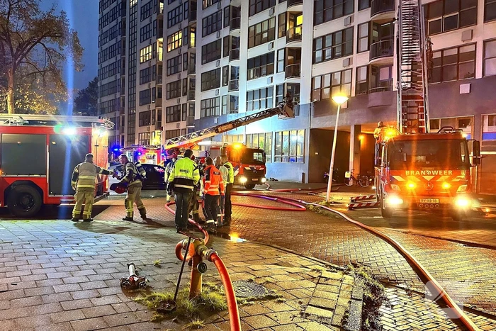 Dode bij grote brand in flat, brandweerlieden onwel
