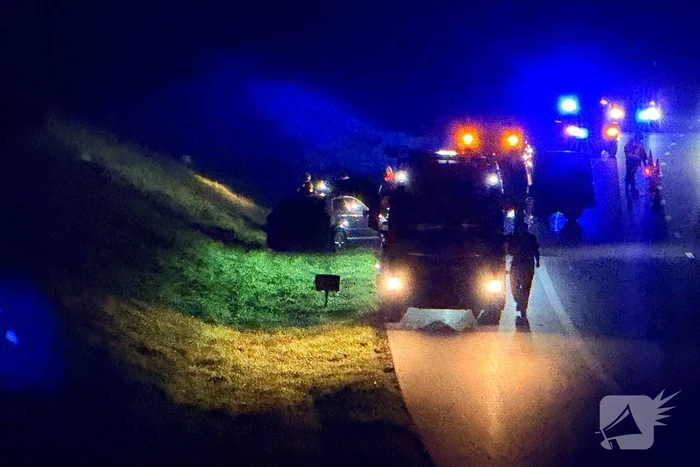 Auto draait rond op snelweg