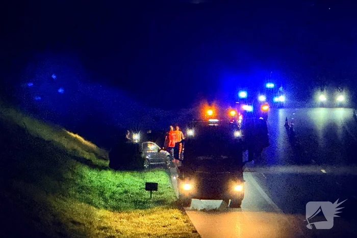 Auto draait rond op snelweg