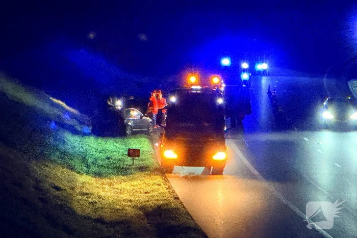 Auto draait rond op snelweg