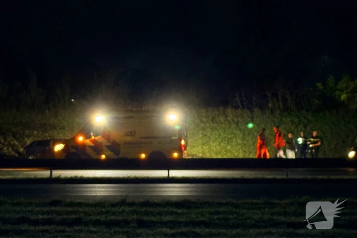 Auto draait rond op snelweg