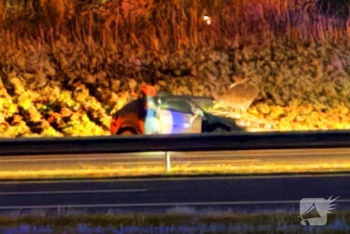 Auto draait rond op snelweg