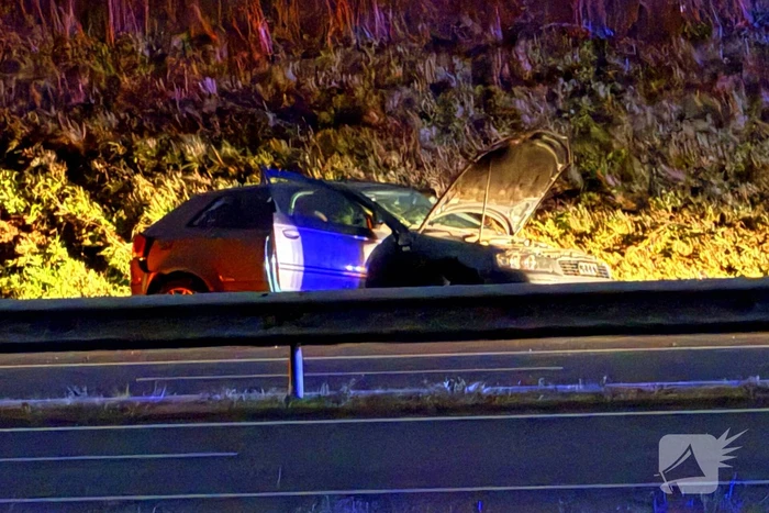 Auto draait rond op snelweg