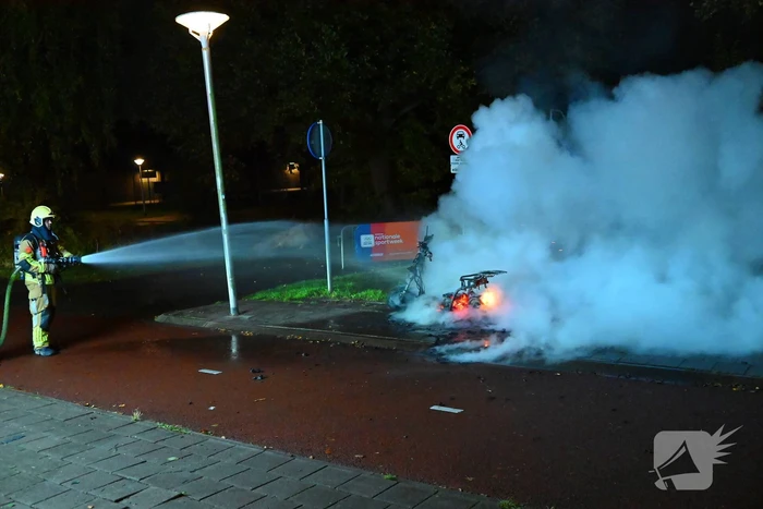 Scooter in vlammen bij sportpark