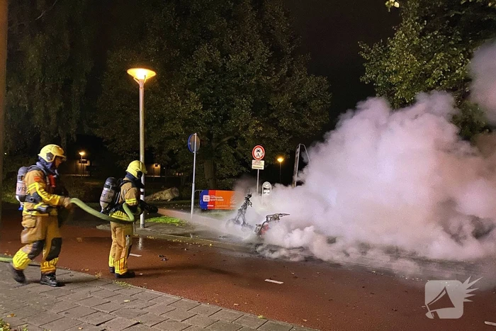 Scooter in vlammen bij sportpark