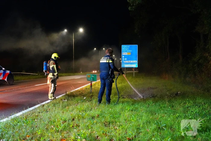 Politie blust brand met behulp van brandweer