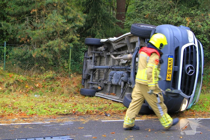 Bestelbus kantelt na ongeluk