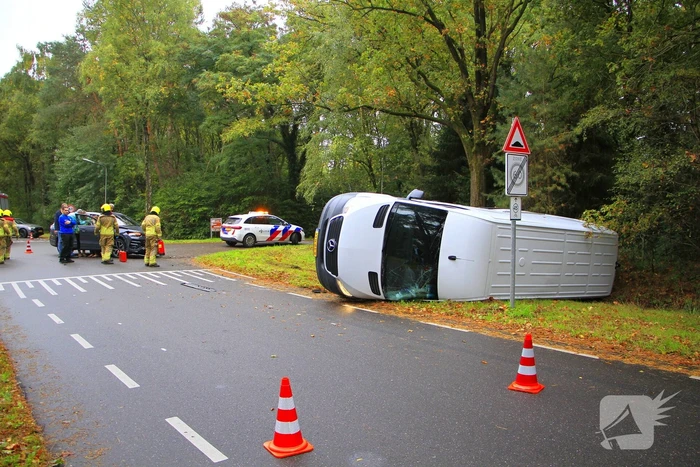 Bestelbus kantelt na ongeluk