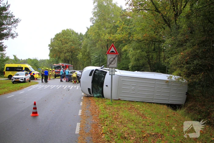 Bestelbus kantelt na ongeluk