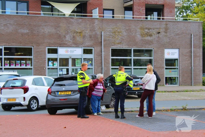 Automobilist vast op betonblok