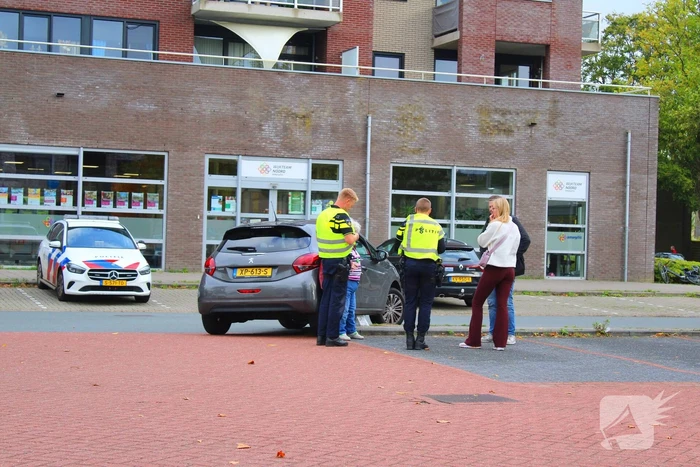 Automobilist vast op betonblok
