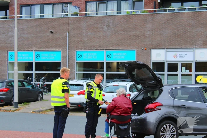 Automobilist vast op betonblok