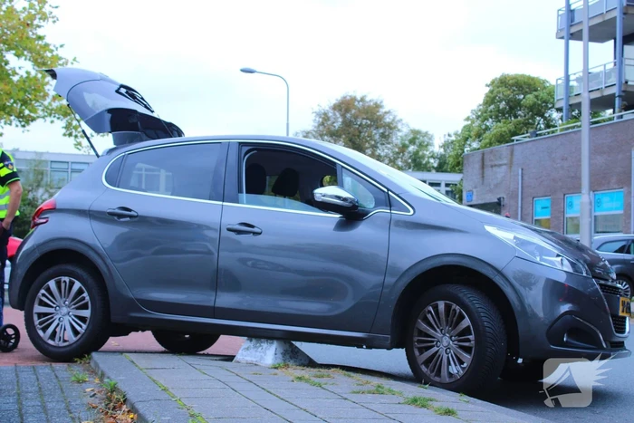 Automobilist vast op betonblok