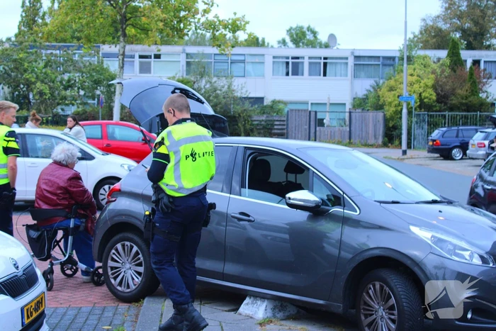 Automobilist vast op betonblok