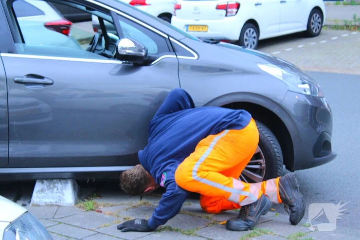Automobilist vast op betonblok