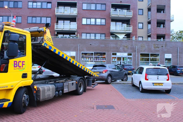 Automobilist vast op betonblok