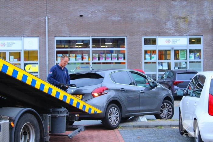 Automobilist vast op betonblok