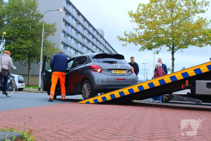Automobilist vast op betonblok