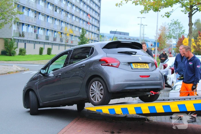 Automobilist vast op betonblok