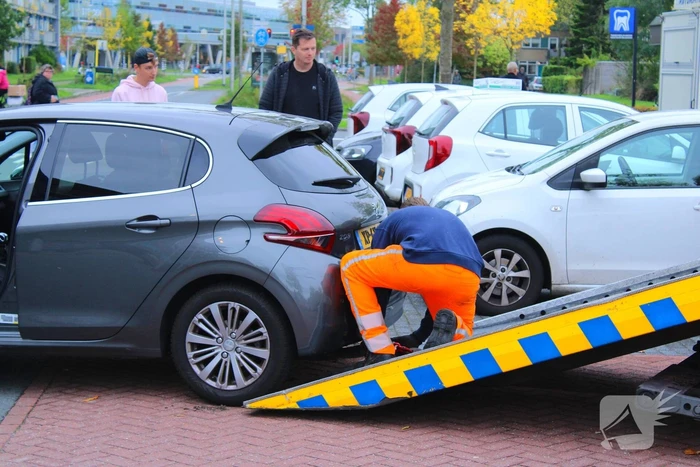 Automobilist vast op betonblok