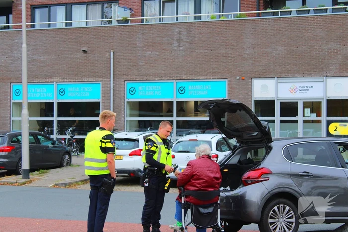 Automobilist vast op betonblok