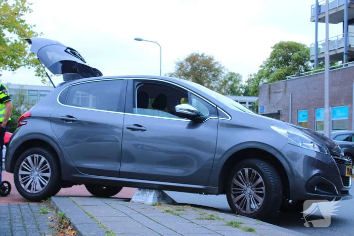 Automobilist vast op betonblok