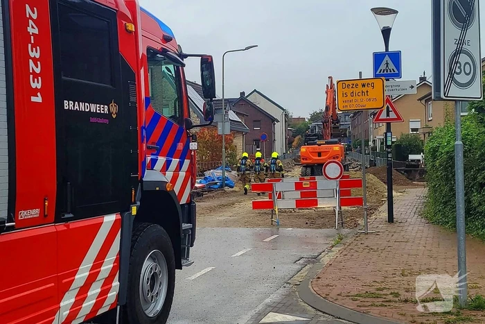 Brandweer ontruimt woningen na gasleidingbreuk