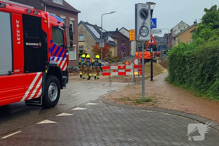 Brandweer ontruimt woningen na gasleidingbreuk