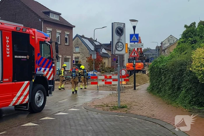 Brandweer ontruimt woningen na gasleidingbreuk