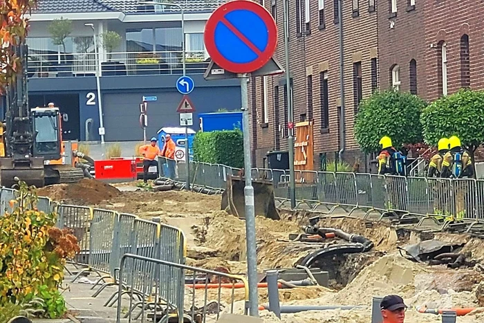 Brandweer ontruimt woningen na gasleidingbreuk