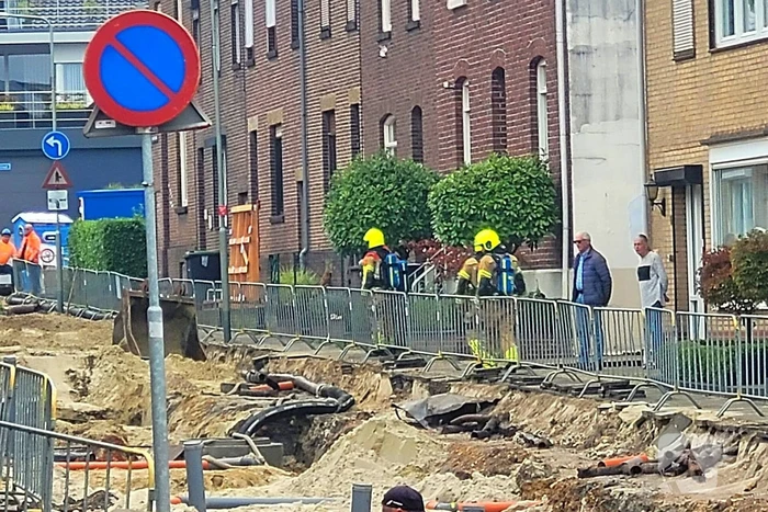 Brandweer ontruimt woningen na gasleidingbreuk
