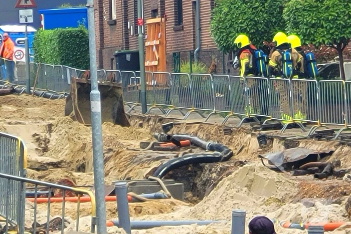 Brandweer ontruimt woningen na gasleidingbreuk