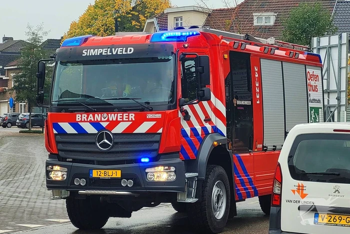 Brandweer ontruimt woningen na gasleidingbreuk