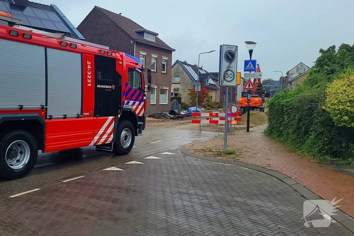 Brandweer ontruimt woningen na gasleidingbreuk