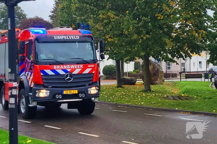 Brandweer ontruimt woningen na gasleidingbreuk