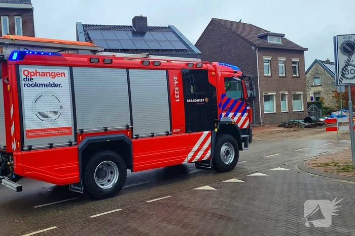 Brandweer ontruimt woningen na gasleidingbreuk