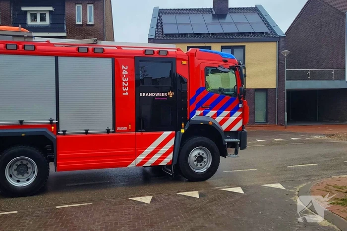 Brandweer ontruimt woningen na gasleidingbreuk
