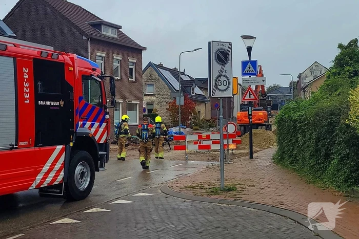 Brandweer ontruimt woningen na gasleidingbreuk