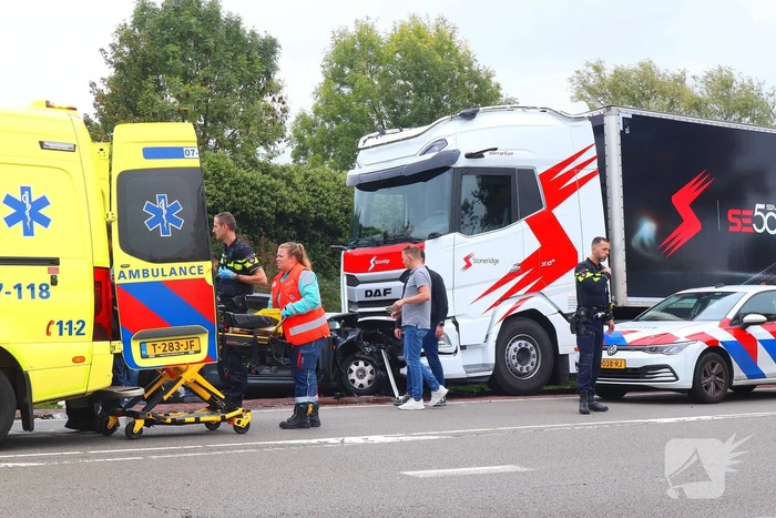 Frontale botsing op geparkeerde vrachtwagen